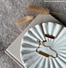 Influencer met gouden bar armband.