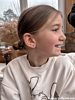 Influencer met paarse oorbellen