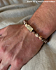 Influencer met gegraveerde armband