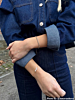 influencer draagt tennis armband denim set