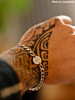 influencer draagt zilverkleurige schakel armband heren met initialen M | L