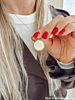 Influencer met graveerbare ketting
