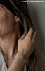 Influencer met triple heart oorbellen