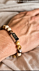 Influencer draagt graveerbare heren armband