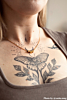 Influencer met letter cube ketting.