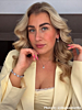 Influencer draagt exclusieve armband met steentjes