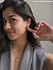 Influencer met gouden/crystal oorbellen, ringen en ketting