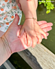 Moeder en dochter gouden hartjes armbandjes.