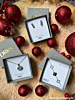 influencer heeft sieraden tussen kerstballen gefotografeerd
