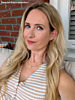Influencer met gouden hartjes ketting