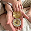 Influencer met gouden kompas met gravering