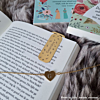 Influencer met boekenlegger en armband