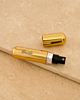 Gouden parfumverstuiver met bruid