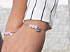 Moeder en dochter met de charming bracelet in het roze