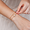 goudkleurige armband met parels