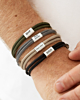 Vier heren armbanden om pols