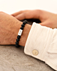 Heren armband met zwarte kralen graveerbaar om pols