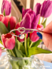 Influencer met zilveren armband