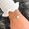 Zilveren armband met knoop voor om de pols voor een complete look