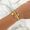 Mooie infinity armband om de pols