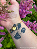 Influencer met armbandje
