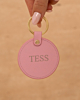 roze sleutelhanger met initialen in hand