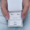 Stud oorbellen in het zilver met love tekst in het doosje