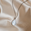 Zilveren sea shell ketting op satijn