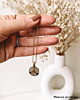 Influencer met vingerafdruk ketting