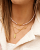 Gouden necklaceparty bij model
