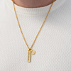 Man draagt gouden ketting met anker om de hals voor een total look