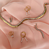 Platte gouden ketting gemixt met andere sieraden