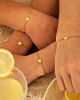 vriendinnen met gouden hartjes armbandjes 