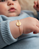 Baby met goud naam armbandje