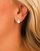 Stud oorbellen met druppel steentje zilver