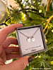 Influencer met mama ketting in sieradendoosje