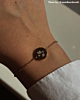Armbandje met hondenpoot afdruk.