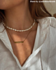Influencer met gegraveerde bar ketting
