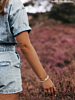 Influencer met armparty