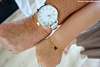 Oma en kleindochter met matchende armbandjes