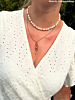 Influencer met parelketting en triple heart 