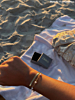 Influencer met zomerse armparty