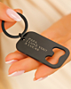 Zwarte sleutelhanger opener met gravering