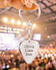 Zilveren plectrum sleutelhanger bij concert