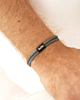 Grijze armband met gravering voor mannen