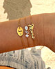 Gouden armparty bij model