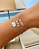Zilveren armparty op het strand