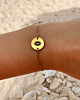 Gouden kusafdruk armband op strand