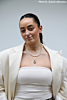 Influencer met parel ketting. 