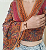 influencer met 3 goude armbandjes